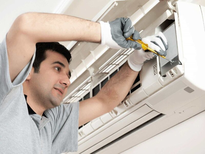 Técnico reparando Aire Acondicionado Johnson