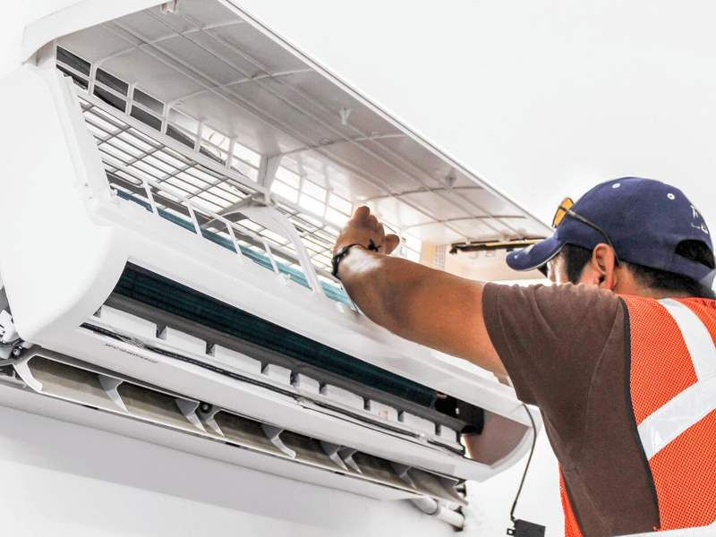 Técnico Instalando Aire Acondicionado Johnson