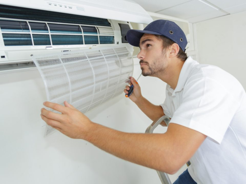 Técnico cambiando filtros de Aire Acondicionado Johnson