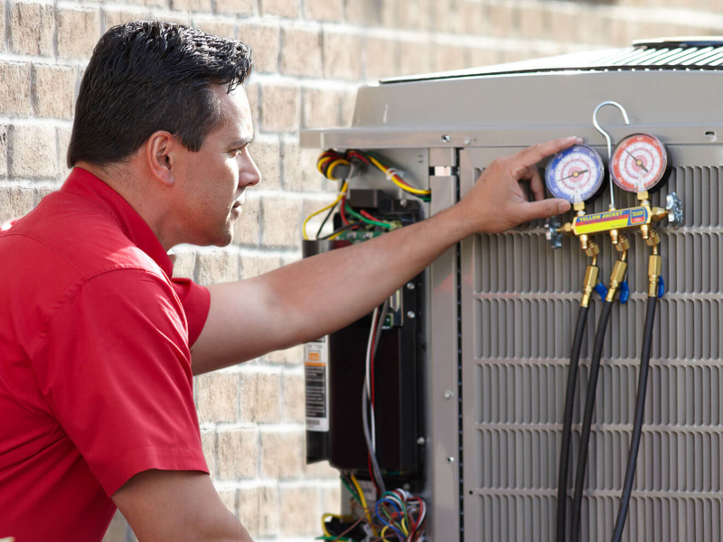 Técnico cargando gas de aire acondicionado Johnson