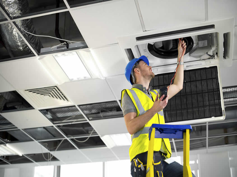 Técnico realizando mantenimiento de aire acondicionado Johnson